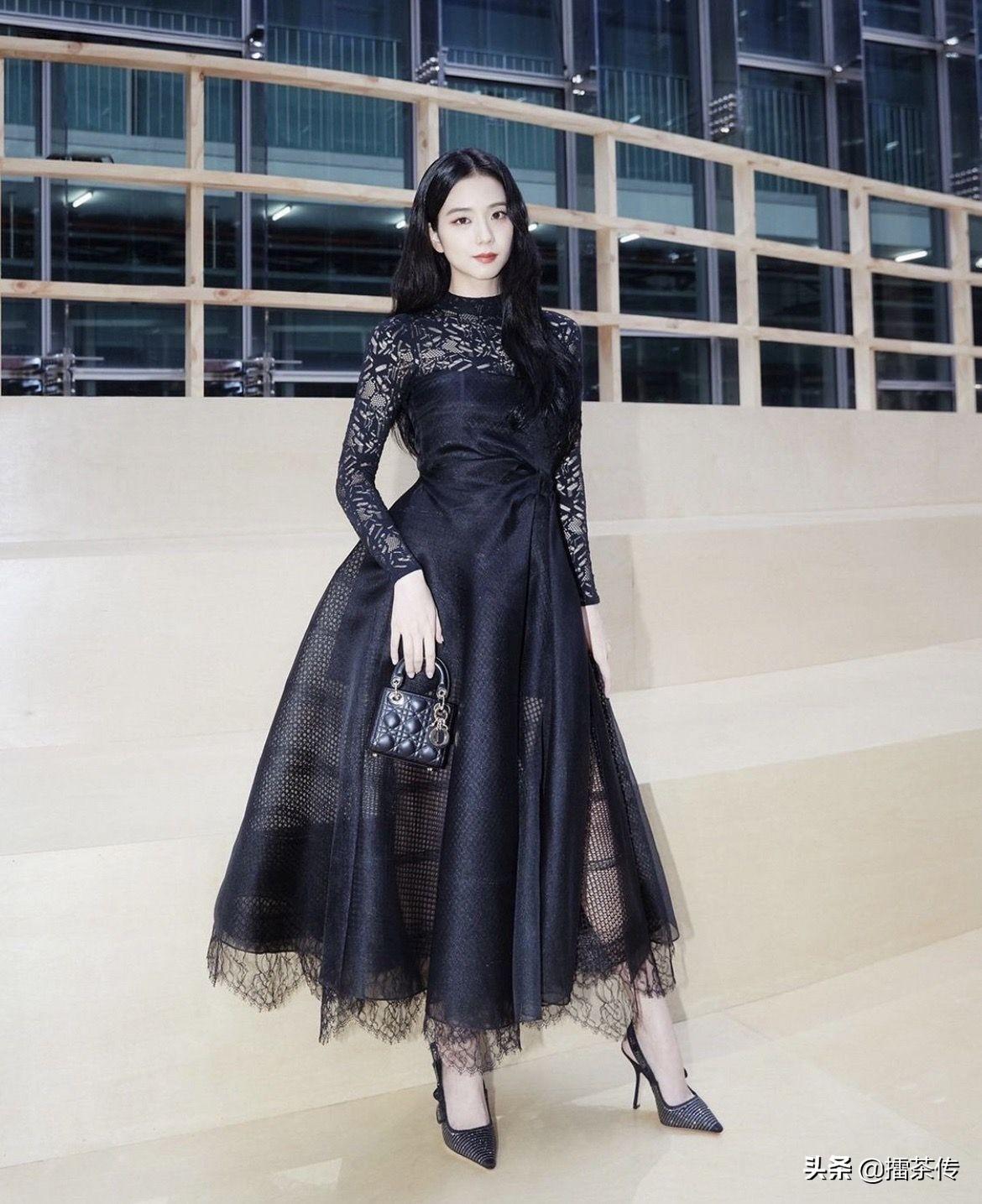 当晚jisoo穿上了2022秋冬系列的黑色蕾丝礼服,古典高雅气质油然而生