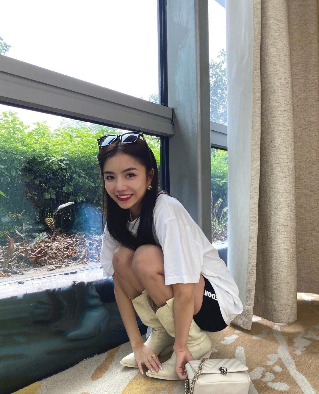 身高不高气场两米,小个子女生穿搭范本_包包_黑色_白色