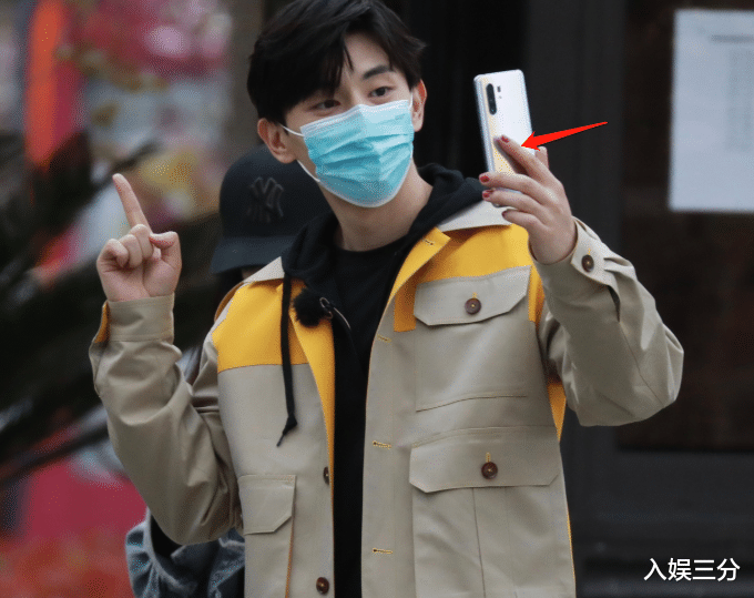 邓伦参加《极挑》路透曝光,大家却被他的指甲吸引了!这是认真的吗?