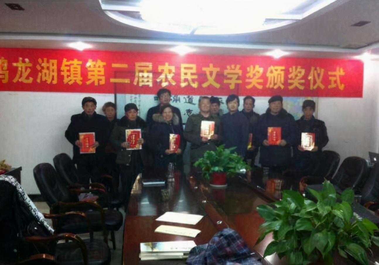 老农模仿《咏鹅》作了首《咏鸡》,全诗18个字,拿到国家大奖_危勇