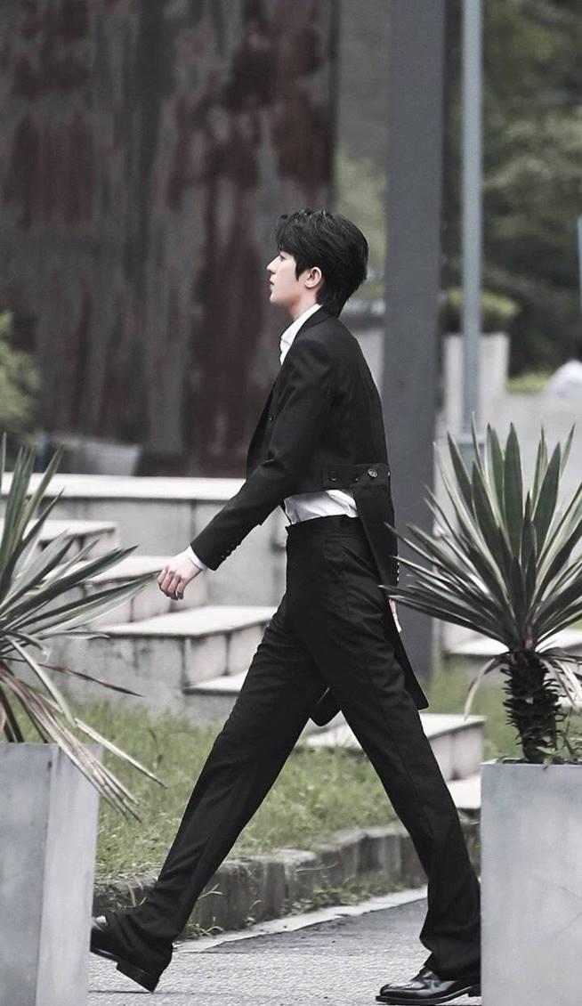燕尾服是男士最贵气的穿搭,复古时髦,蔡徐坤穿上这王子气质绝了