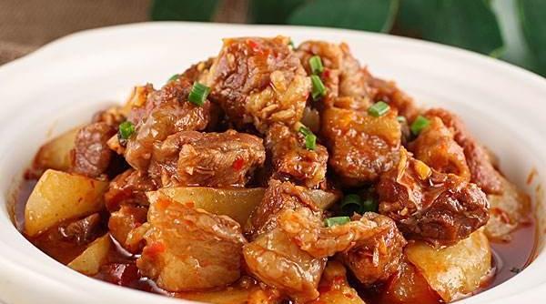 萝卜牛腩煲肉色浅红,质坚而细,富有弹性,富含蛋白质,营养丰富_脂肪_时