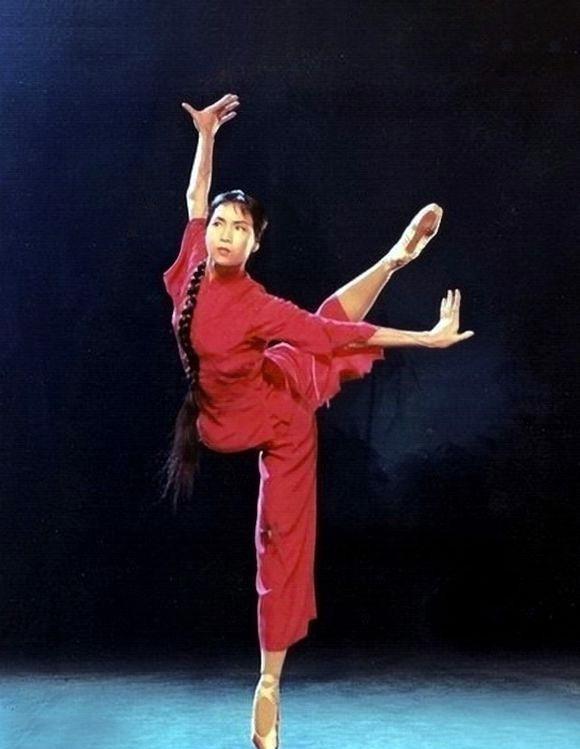 通知,到办公室一看,坐满了领导,告诉她要用一个月时间准备试排吴清华