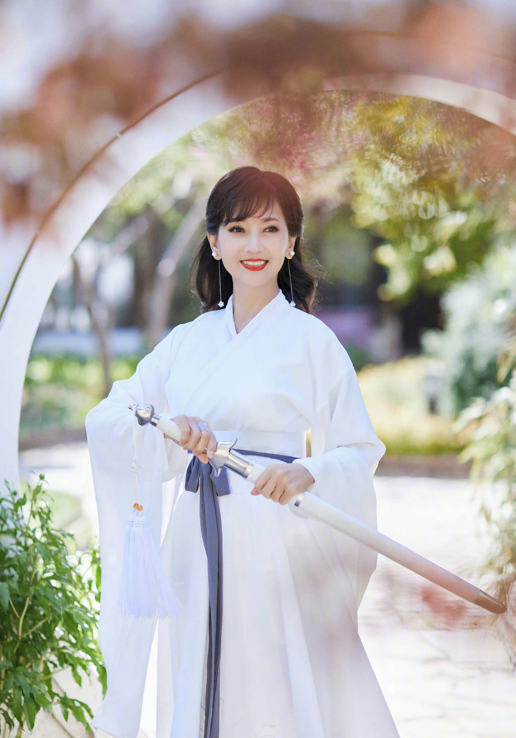 赵雅芝一袭白衣梦回白娘子 手拿宝剑舞动似侠女_气质_面颊_个人