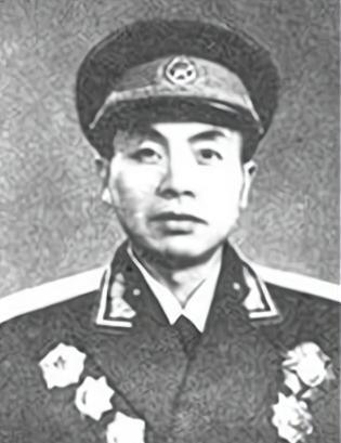 “中国共产党”他是原总后勤部副部长，46岁授少将，62岁被免职，晚年在捡破烂