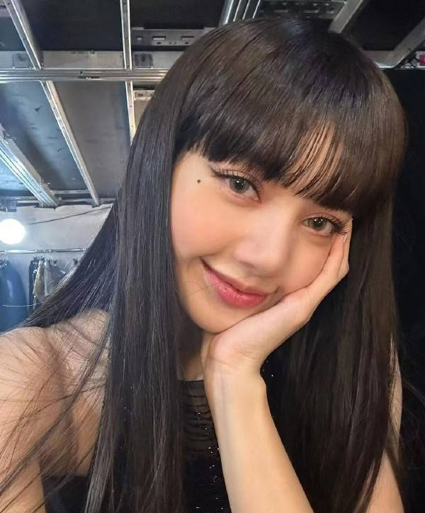Lisa穿黑色吊带大秀直角肩 嘟嘴自拍露性感小蛮腰-搜狐大视野-搜狐新闻