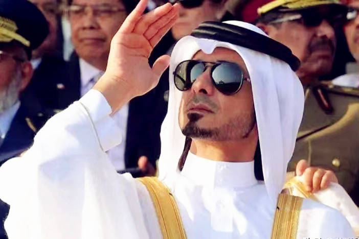 “卡塔尔”卡塔尔第一王子有多奢华，100万白袍配真丝衫，纯金袖边显王者气概