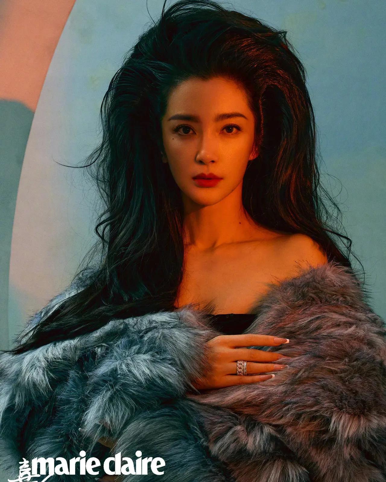 李冰冰嘉人开年刊封面大片,穿黑丝性感迷人,红裙美艳霸气.