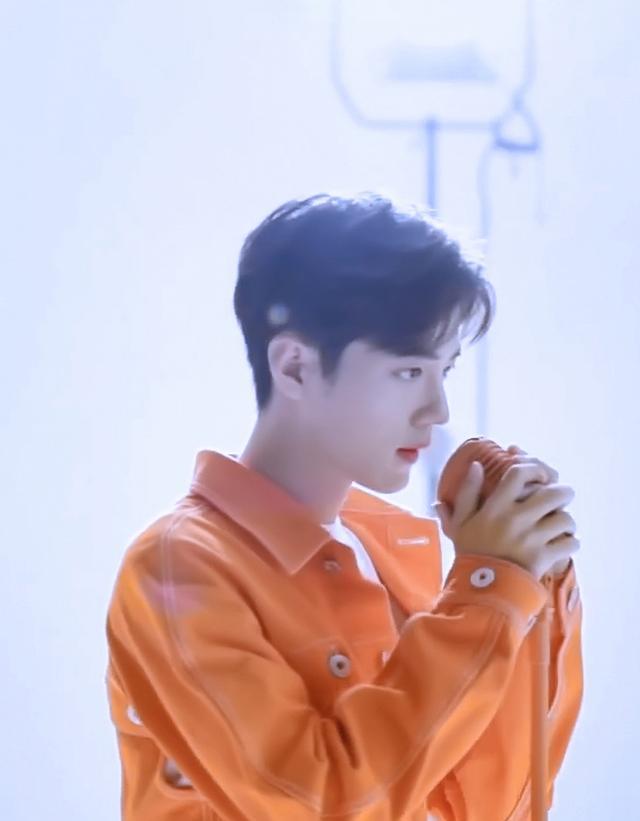 任嘉伦和肖战仅差2岁,同穿橙色夹克外套,结了婚就是不一样!