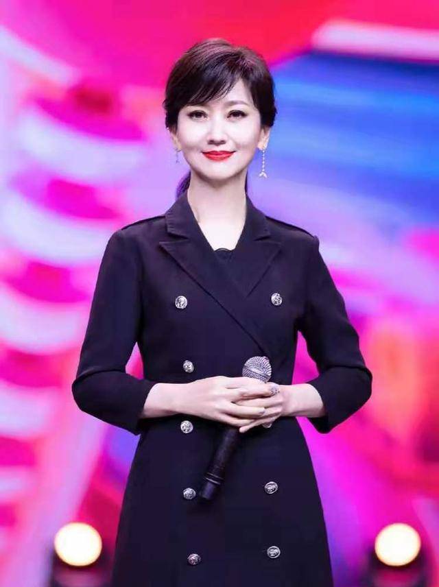 赵雅芝65岁依旧貌美如花,穿蕾丝西装身姿婀娜,背部笔直体态好_身材