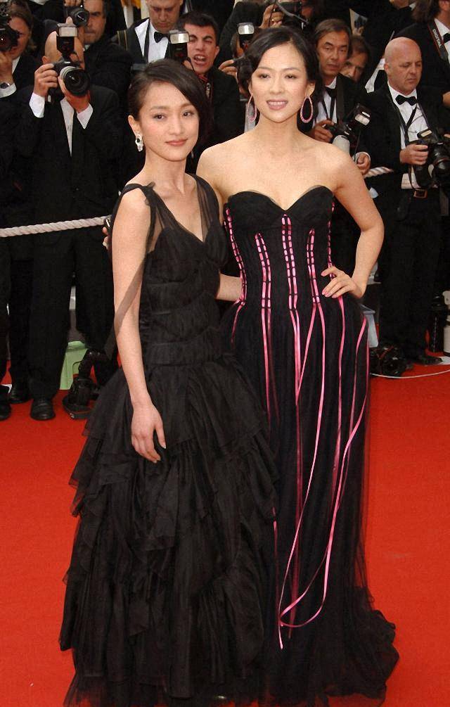 章子怡周迅罕见同框,同穿黑色礼裙,一个优雅大气,一个灵巧动人_造型