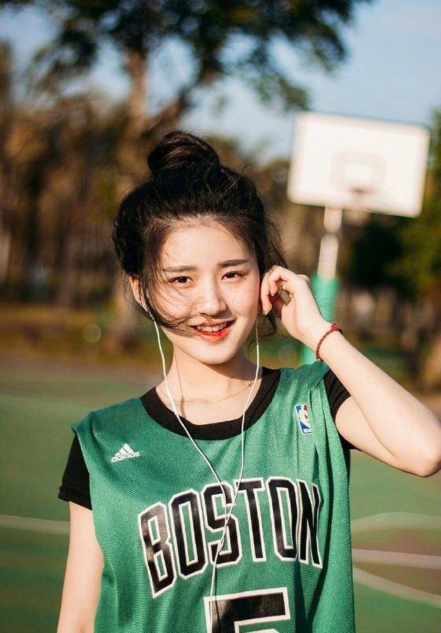 赵露思这颜值太能打了,身穿球衣露出细白大长腿,笑容甜美动人_nba