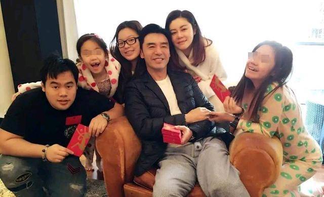 钟镇涛太太昔碰上章小蕙亲妹,继女一句话呛爆生母_钟嘉晴_范姜素_章小