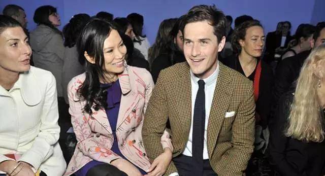 邓文迪50岁生日,母女三人同框开心合影_默多克_女儿_孩子