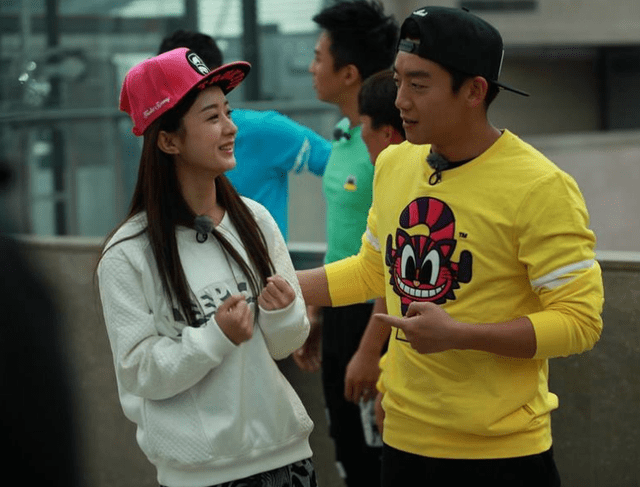 郑恺说赵丽颖觉得当妈辛苦才出来拍戏,谁注意颖宝的反应_好友_孩子