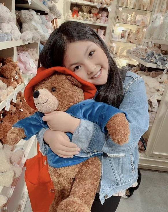 王诗龄头戴花环庆祝10岁生日,吃蛋糕露甜笑,生日派对依然奢华_angela