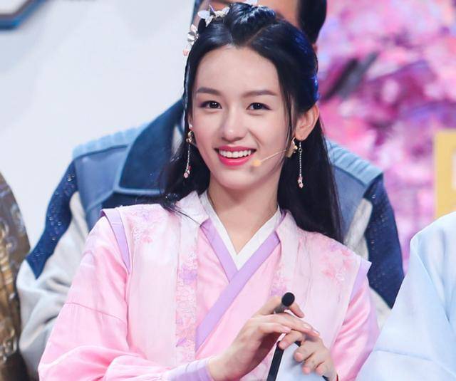 不可否认,周也古装扮相又美又灵动,然而失去了《山河令》滤镜,周也在