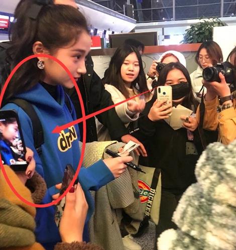 关晓彤机场被粉丝跟拍,看清原相机的她后,原来真实颜值长这样?
