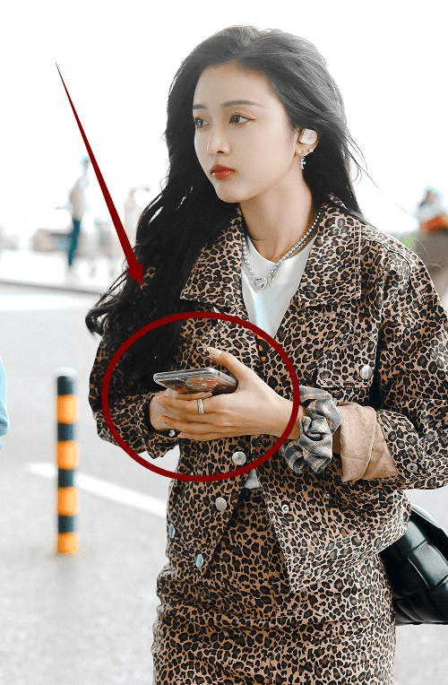 吴宣仪的奶茶美甲火了,远看跟没做似的,近看却显手白不止一个度_衣服