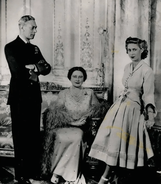 爱德华八世42岁为爱退位,死前却要求见女王,无儿无女只能靠侄女