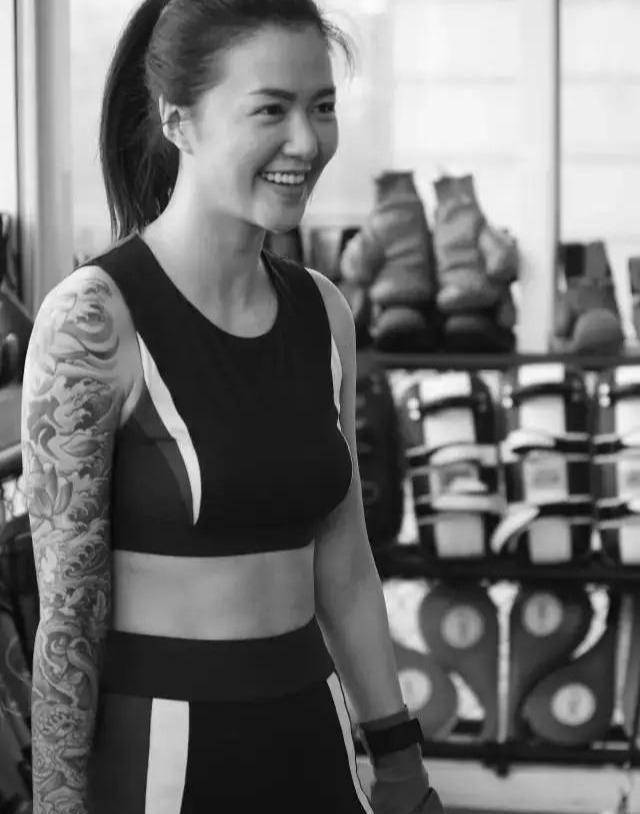 谭维维纹了一条花臂,都不知道她是什么时候纹身的,只知道转眼之间她