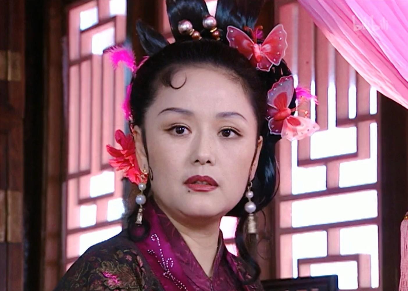 廖学秋扮演刘四妈,是凤仪楼的妈妈,服饰和妆容一如既往地艳丽.