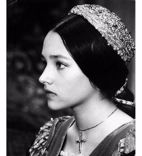 她是好莱坞的传奇明星,兼备东方和西方之美,堪称明星中的明星_朱丽叶