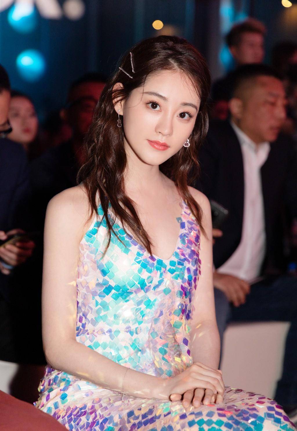 名气仅次于迪丽热巴,今穿亮片裙美成小公主了_的设计_漂亮_祝绪丹