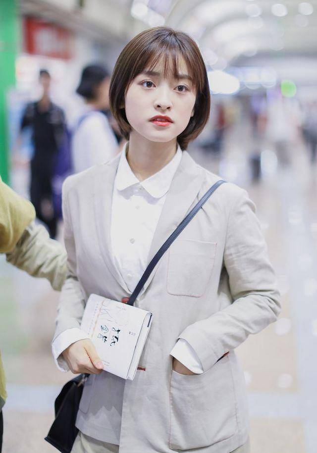 沈月瘦出颜值巅峰,穿衬衫西装配短裤,乖巧甜美似初恋女孩_少女_白色