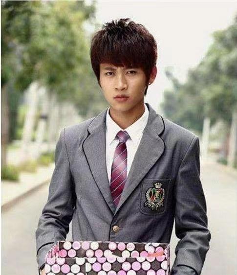 魏晨女友于玮是非娱乐圈的人,是魏晨就读大学四川音乐学院的同学,二人