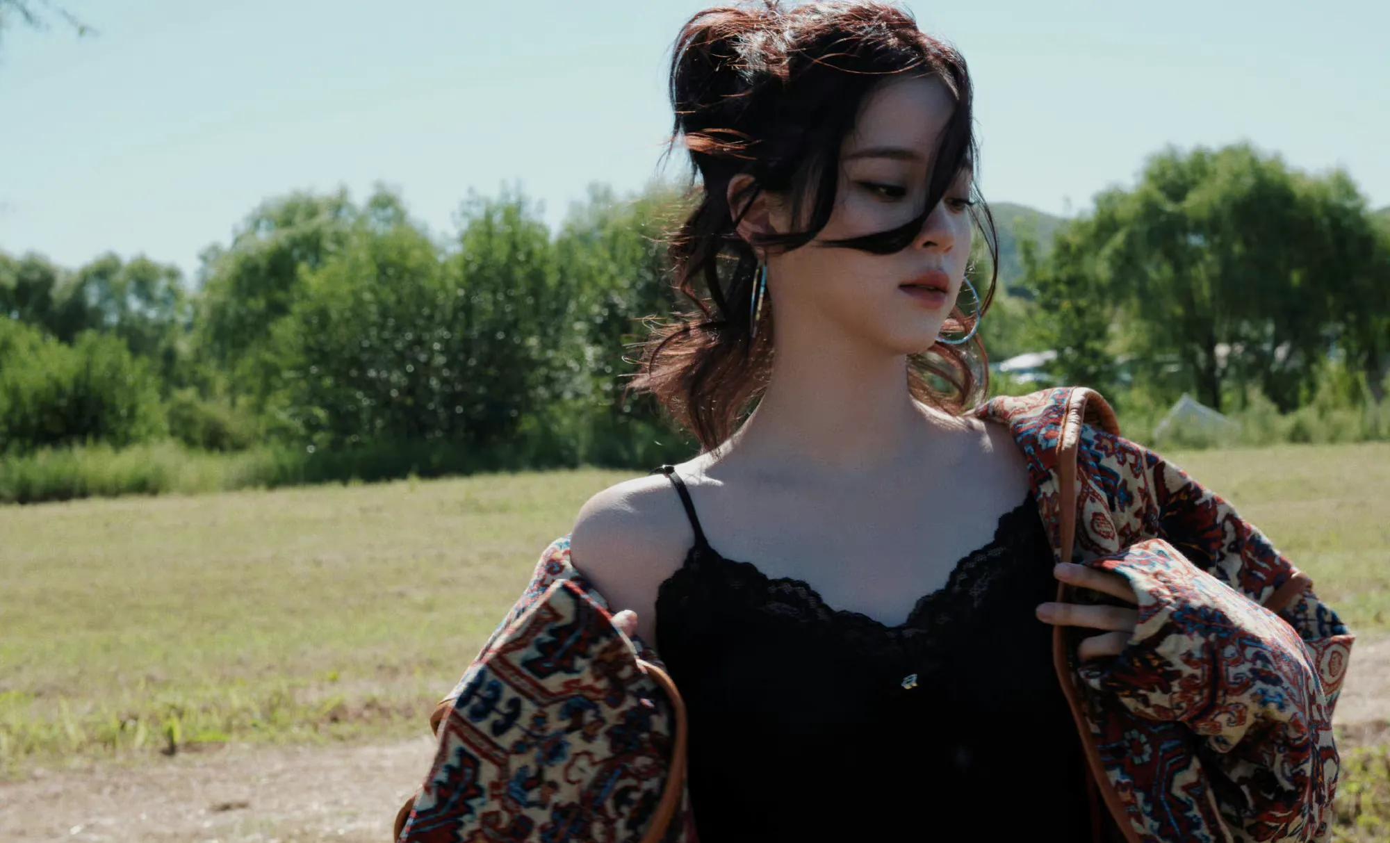 欧阳娜娜拳击手mv剧照流出 酷飒帅气 一身简单白t掩不住丰满好身材