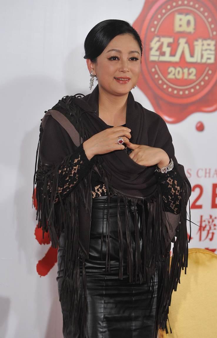 陈红"裙装"造型好漂亮,皮革包臀裙配流苏披肩,高级而不失活力_女性