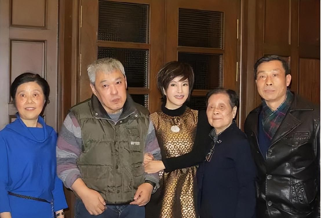 谢晋幼子谢佳庆新冠离世,二哥与大哥早年病逝,父亲生前最宠阿四_儿子