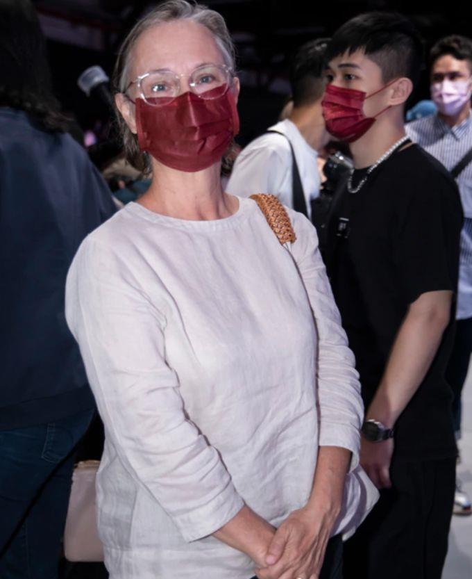 罕露面,与31岁儿子看电影庆生,61岁已满头白发_周厚安_康粹兰_母子