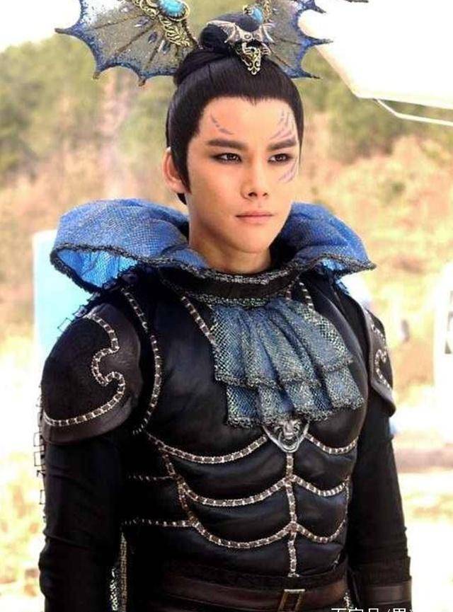 而他出演的首个角色是在《活佛济公2》里出演张鹿,感觉一般,而让他