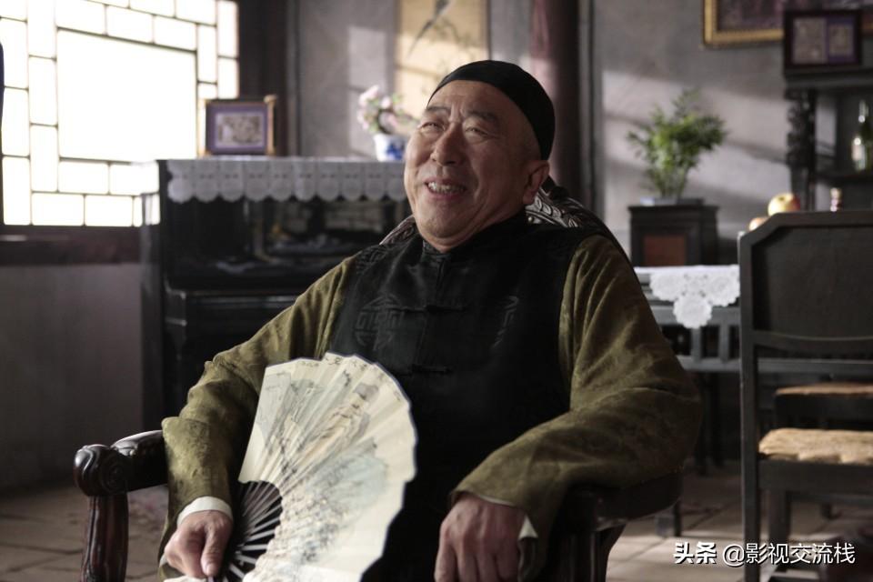 分别是马境饰演的大学生杨秋萍和徐僧饰演的军统特工徐金戈,两个人在
