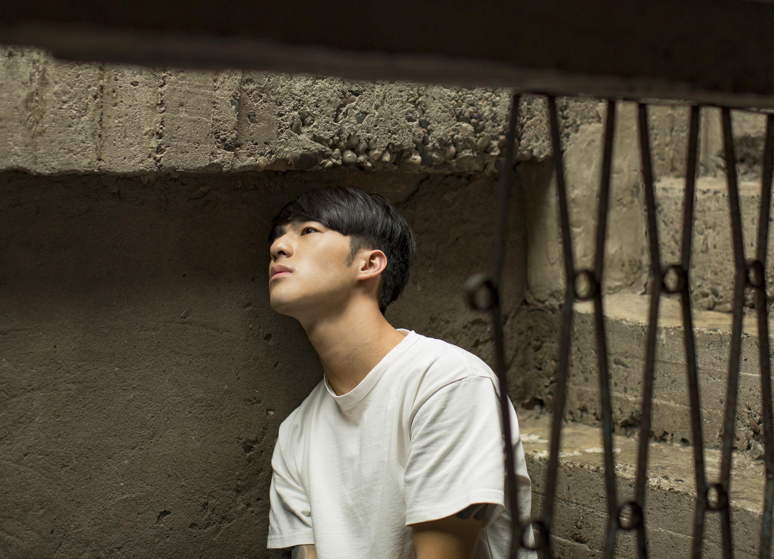 陈昊森翻唱《刻在我心底的名字》送粉丝 走进校园大受欢迎_电影_录音