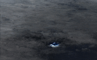 夏威夷一片云里灯火通明，突然向太空射出巨大光束，太诡异了