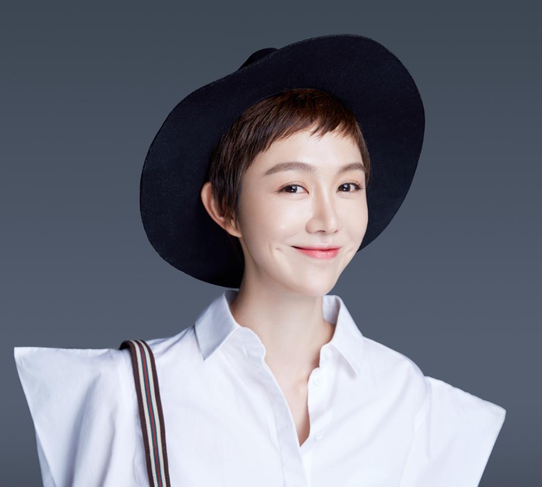 杜雨宸在该剧中饰演赵小蕾,生于传统家庭,在结婚前夕遭遇男友分手,在