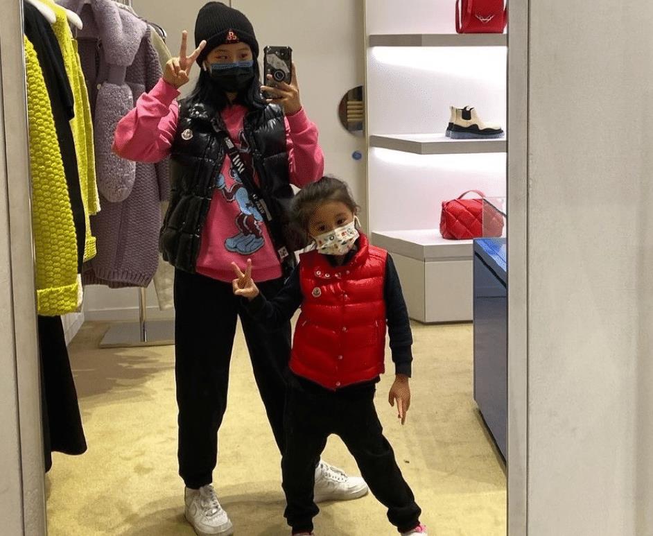 梧桐妹跟俩妹妹玩自拍,修允菲圆脸大眼好可爱,波妞模