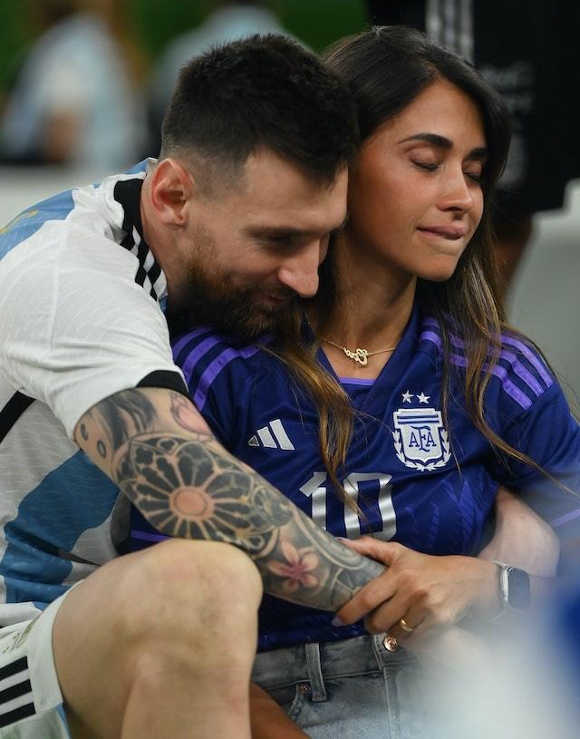 阿圭罗被梅西老婆捧杯搞糊涂!网友认为"大事"!_阿奎罗_照片_安东妮