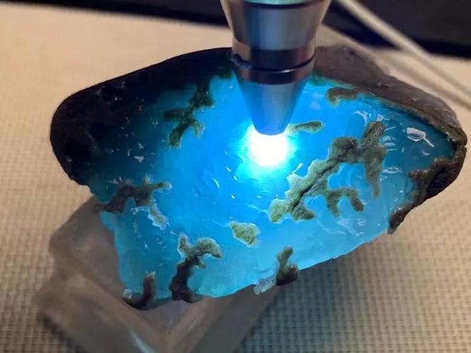 「哈轩翡翠」高颜值的天青冻酷似天空蓝翡翠,普通人该如何分辨?