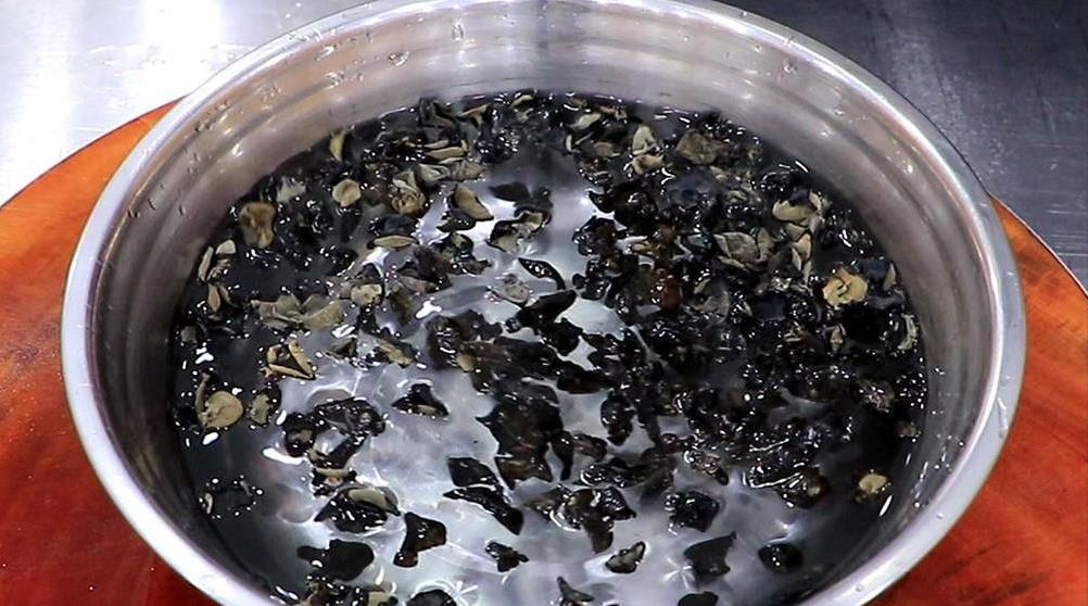 锅中,翻炒至青红椒断生,勾入少许水淀粉,让调料更好地吸附在平菇上面