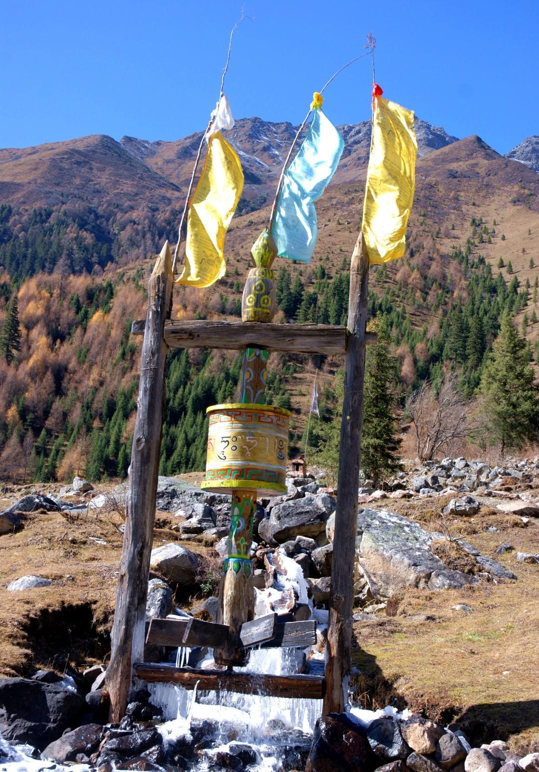 蓝天,白云,雪山,彩林,经幡,藏家,水转经筒,结成冰淩的小溪,牧场,归家