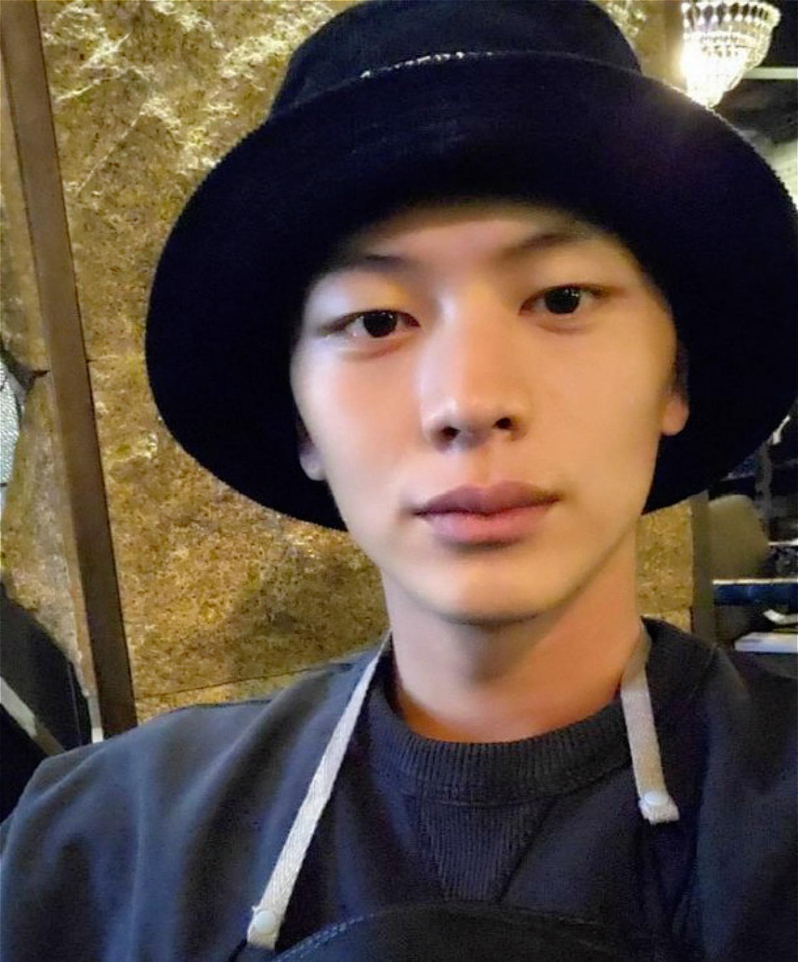 btob陆星材近况:看剧本确认摄像机,这是拍军人电影?_照片_国防部_账号