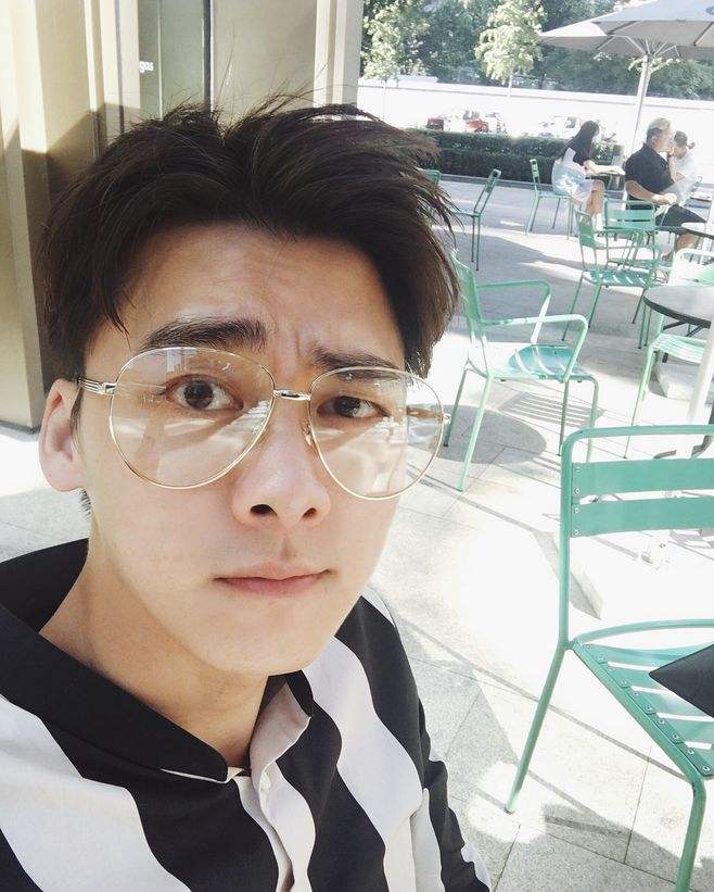 曝李易峰早已结婚,女方家族背景强大,结婚时还签了协议_网友_王嘉尔