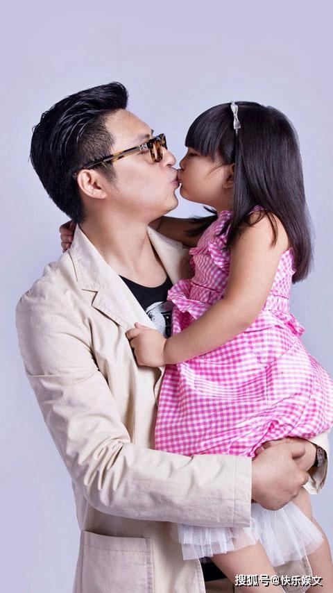 王岳伦现身英国逛街!