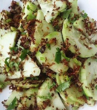 这道菜是云南特色开胃菜,但是很多人表示看完全身发麻,下不了口_蚂蚁