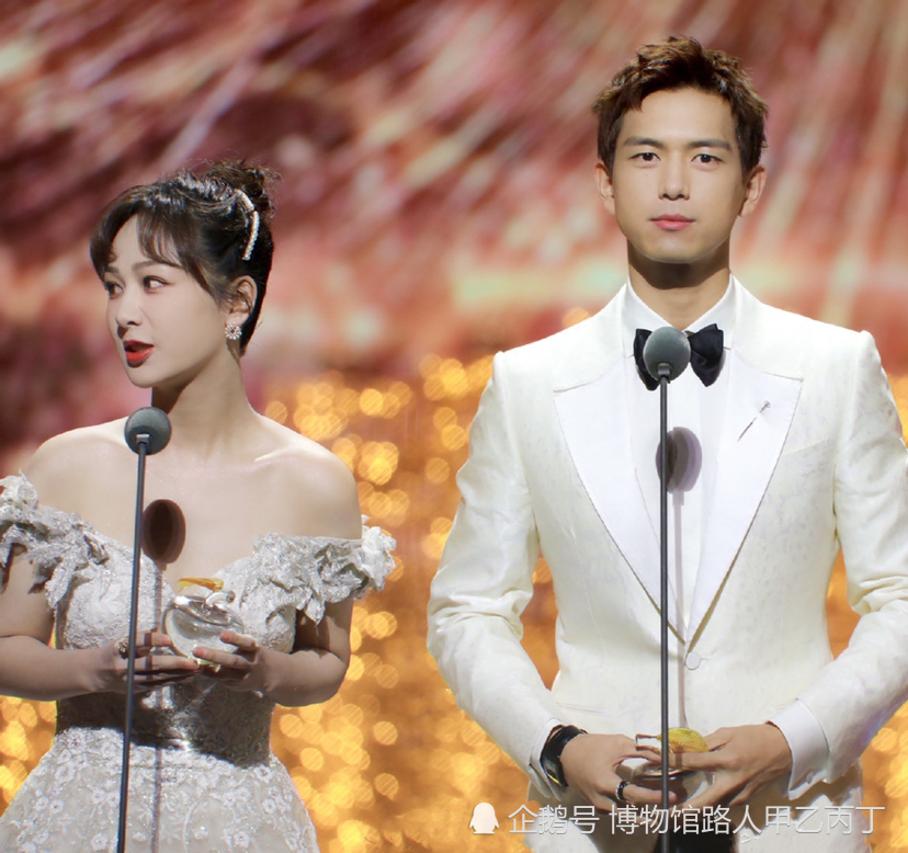 李现杨紫同框领奖,甜蜜演绎童颜夫妇,又一次撒糖了_佟年_韩商_白色