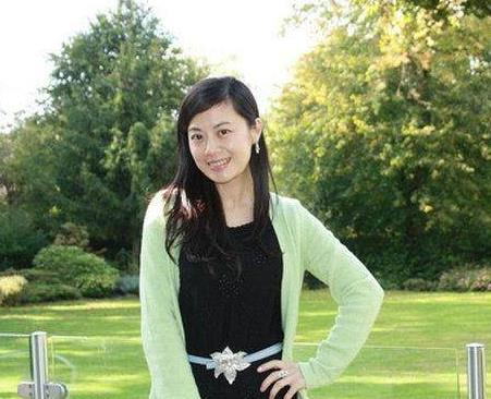 央视主持人姜丰,事业巅峰时赴英留学生子,离婚后独自抚养子女_父母